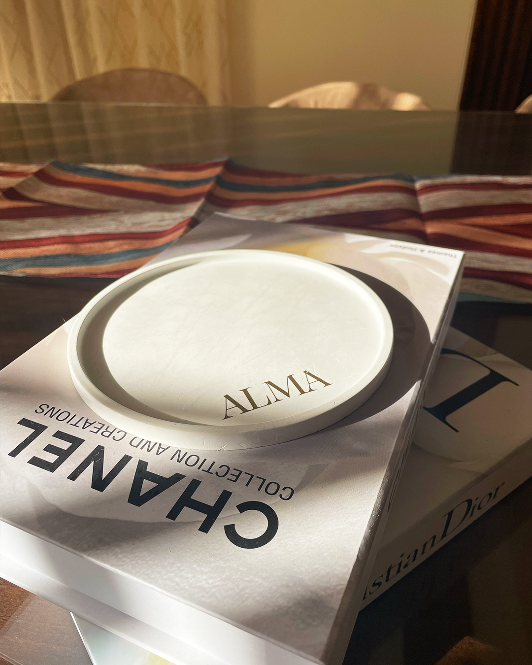 Round tray – almond