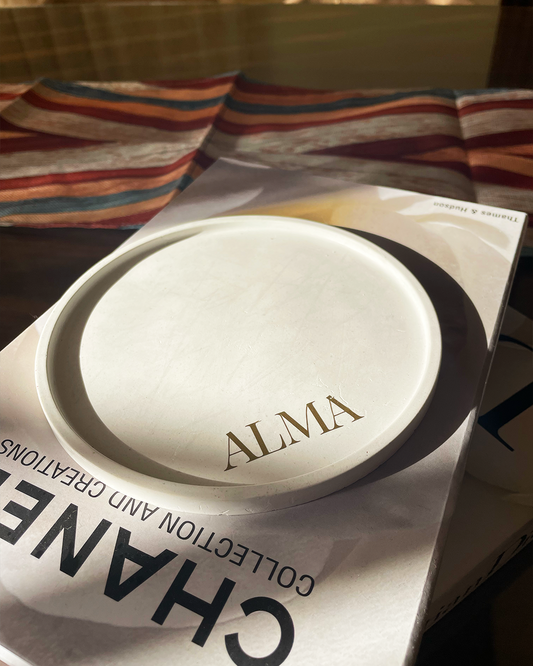 Round tray – almond